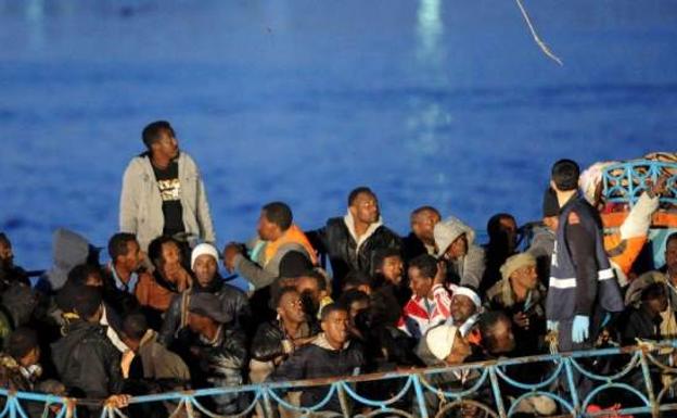 Italia ordena el secuestro de la nave de una ONG tras rescatar a 49 migrantes