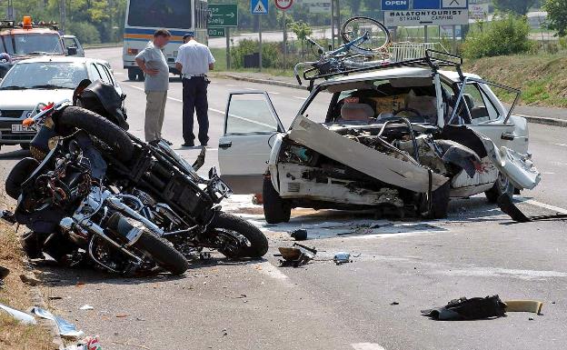 Accidente entre un coche y una moto en Madrid