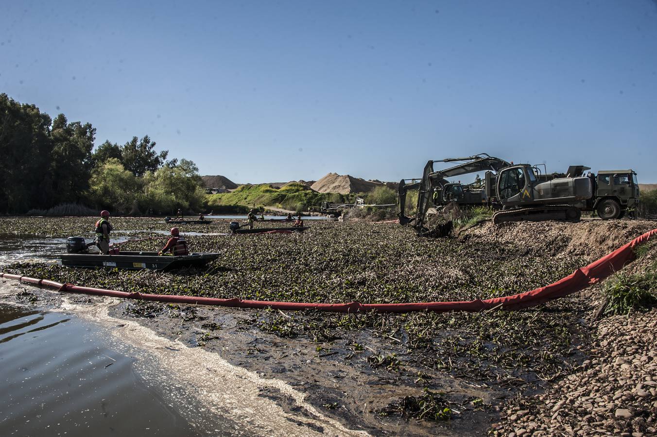 La ministra de Defensa, Margarita Robles, ha quedado impresionada del trabajo que han realizado los miembros de la Unidad Militar de Emergencias