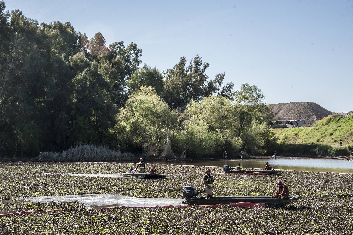 La ministra de Defensa, Margarita Robles, ha quedado impresionada del trabajo que han realizado los miembros de la Unidad Militar de Emergencias