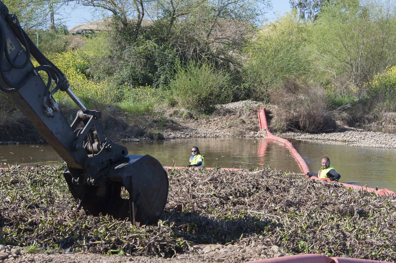 La ministra de Defensa, Margarita Robles, ha quedado impresionada del trabajo que han realizado los miembros de la Unidad Militar de Emergencias