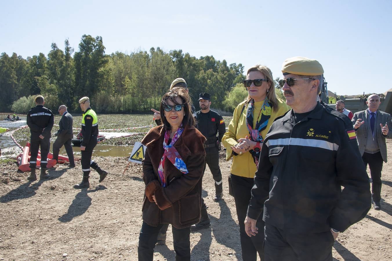 La ministra de Defensa, Margarita Robles, ha quedado impresionada del trabajo que han realizado los miembros de la Unidad Militar de Emergencias
