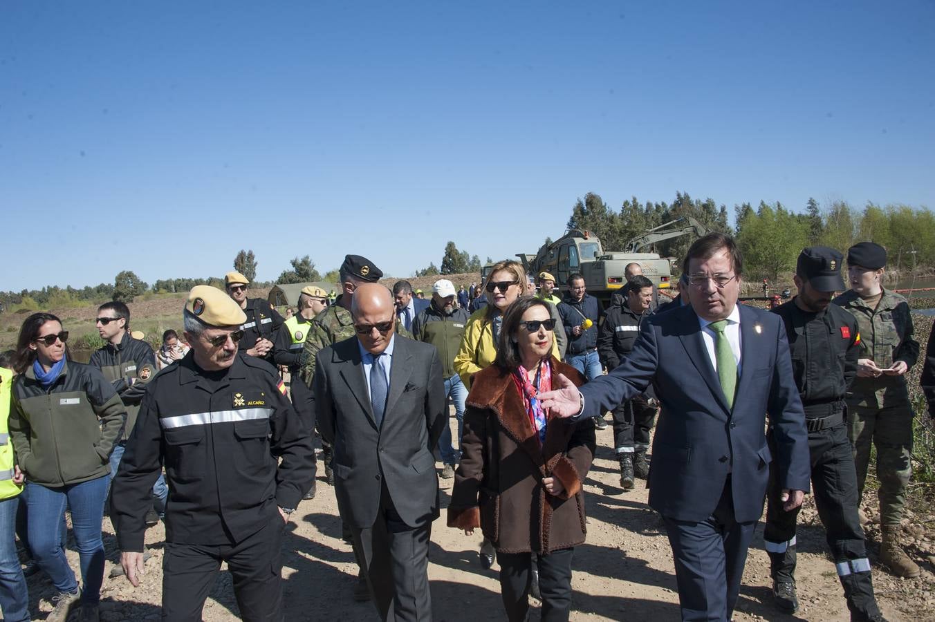 La ministra de Defensa, Margarita Robles, ha quedado impresionada del trabajo que han realizado los miembros de la Unidad Militar de Emergencias