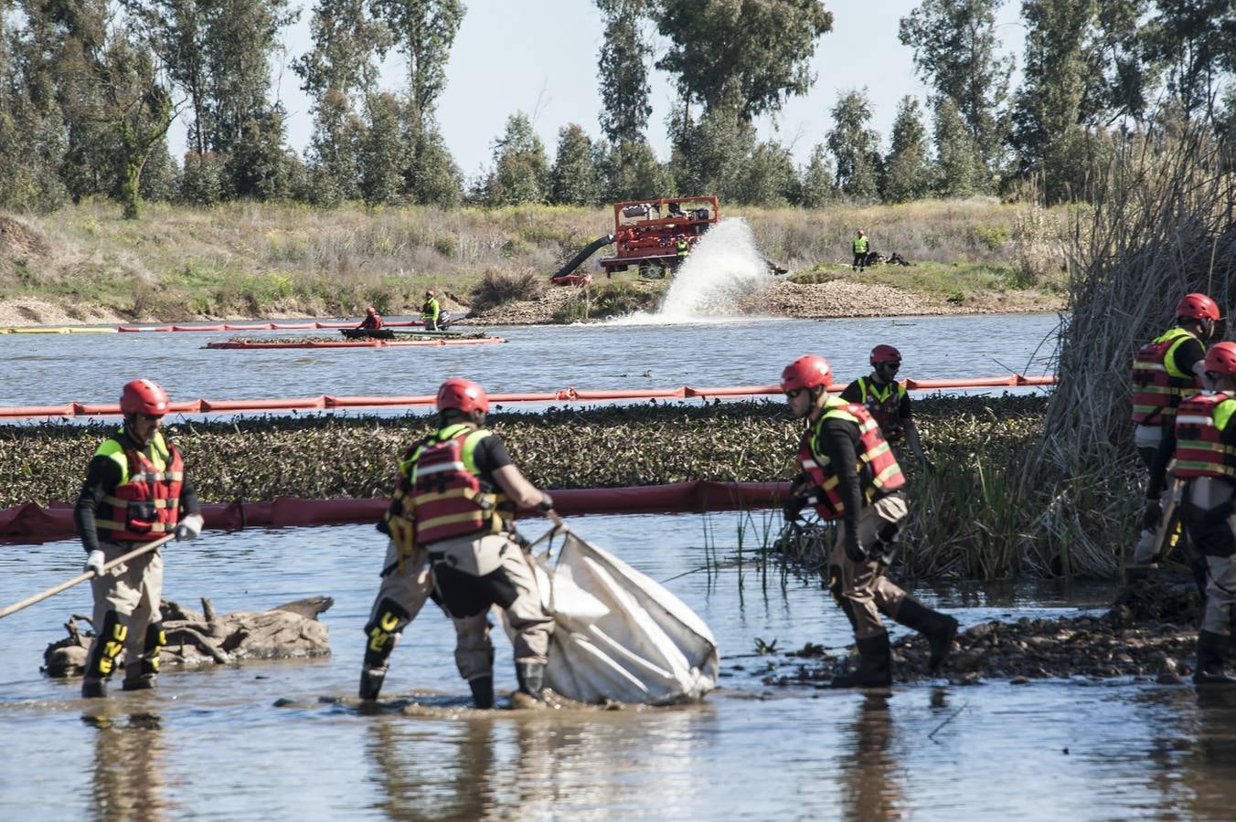 La ministra de Defensa, Margarita Robles, ha quedado impresionada del trabajo que han realizado los miembros de la Unidad Militar de Emergencias