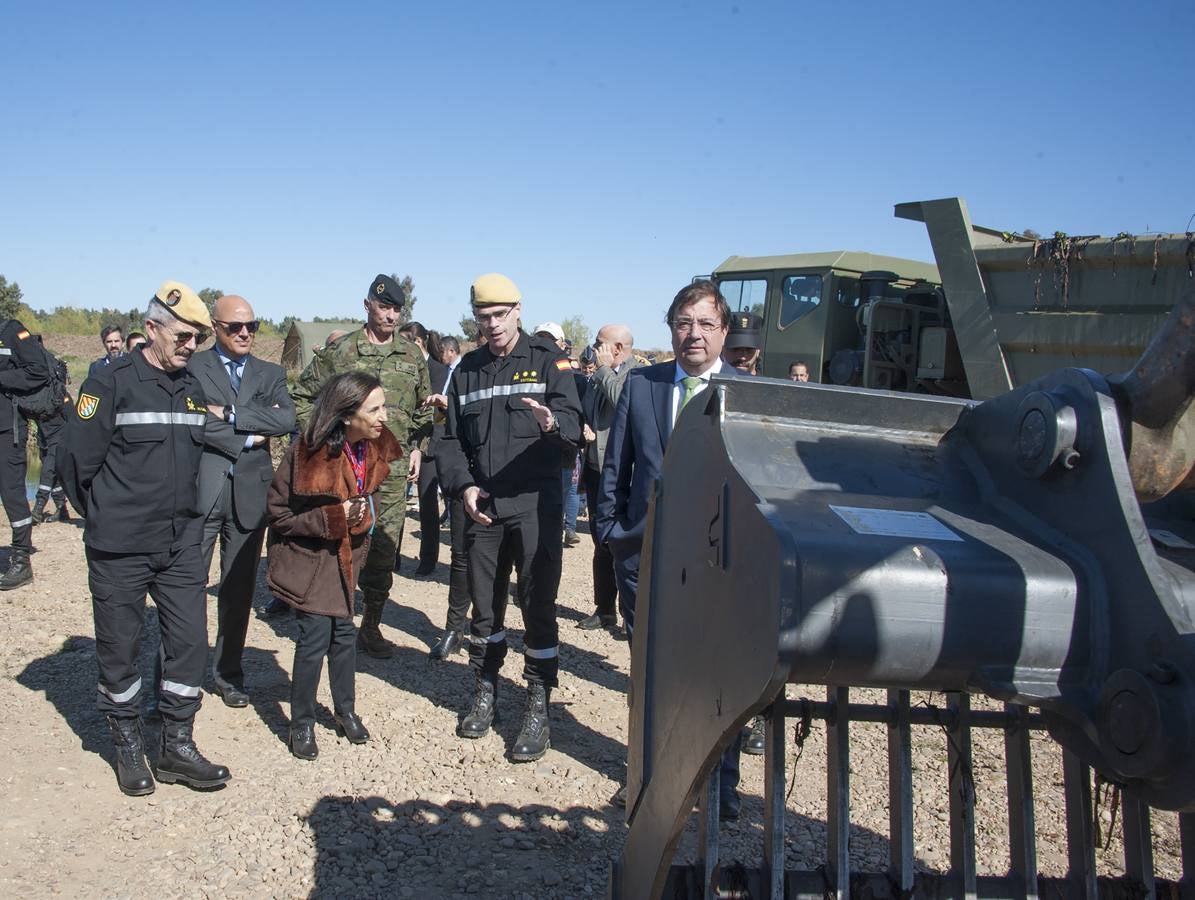 La ministra de Defensa, Margarita Robles, ha quedado impresionada del trabajo que han realizado los miembros de la Unidad Militar de Emergencias