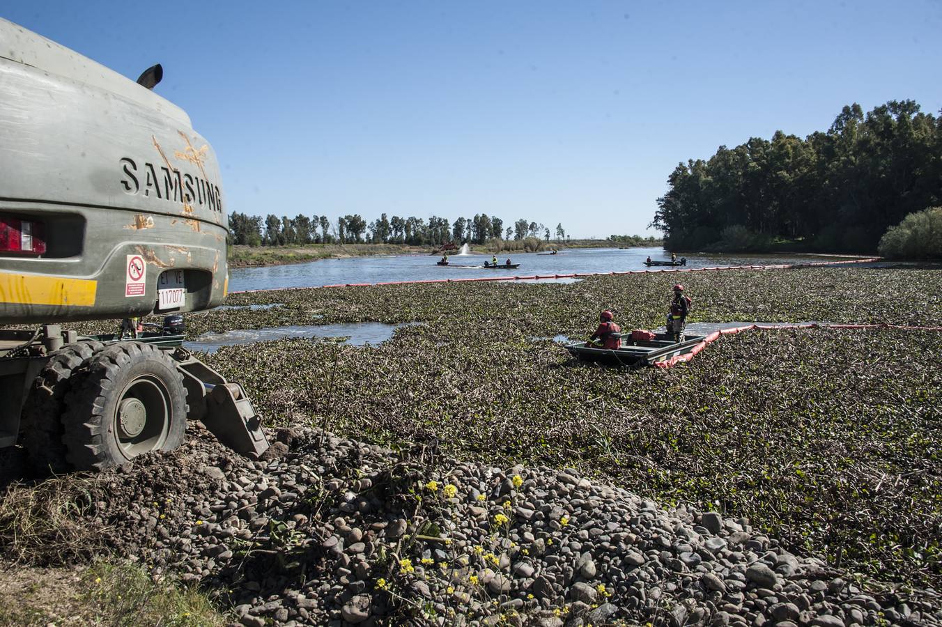 La ministra de Defensa, Margarita Robles, ha quedado impresionada del trabajo que han realizado los miembros de la Unidad Militar de Emergencias