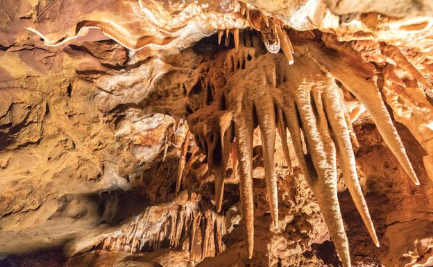 Imagen principal - La Ronda Sureste de Cáceres se terminará en 2020 pese al hallazgo de las cuevas