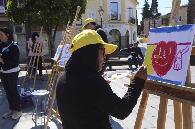 Una joven pinta su obra en la Plaza de España. :: j. m. romero
