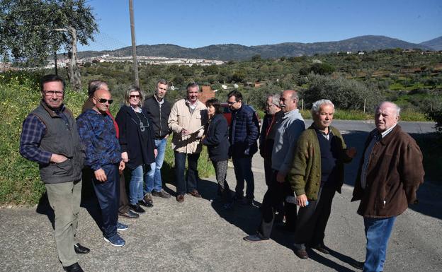 Algunos de los vecinos de Santa Bárbara con su asesor Juan Ántonio Álvarez, en el centro. 