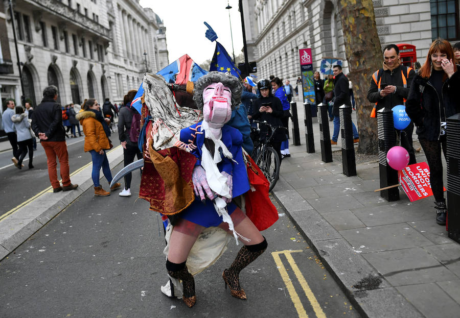 Un millón de británicos, según los organizadores, procedentes de las islas escocesas, de Bristol, Mánchester o Leeds se han manifestado por el centro de Londres para exigir que se celebre un segundo referéndum sobre el 'Brexit'.