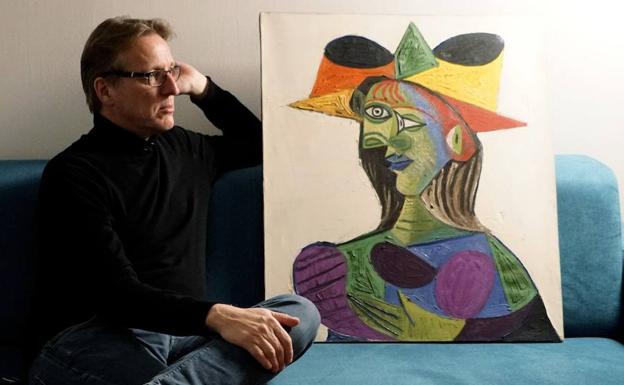 El investigador de arte holandés Arthur Brand junto al cuadro 'Busto de mujer' de Pablo Picasso.