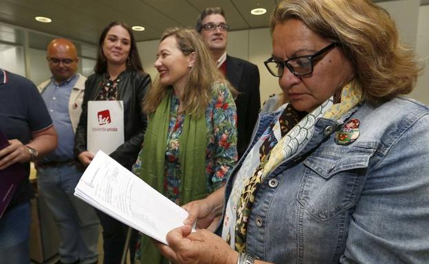 La candidatas números 1 y 2 al Congreso por Las Palmas de Unidas Podemos, Victoria Rosell (2d) y Meri Pita (d), registraron este jueves sus listas electorales en la Junta Electoral Provincial.