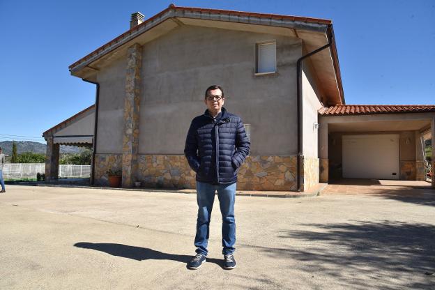 Juan Ángel Bermejo, en su casa de la sierra. :: david palma