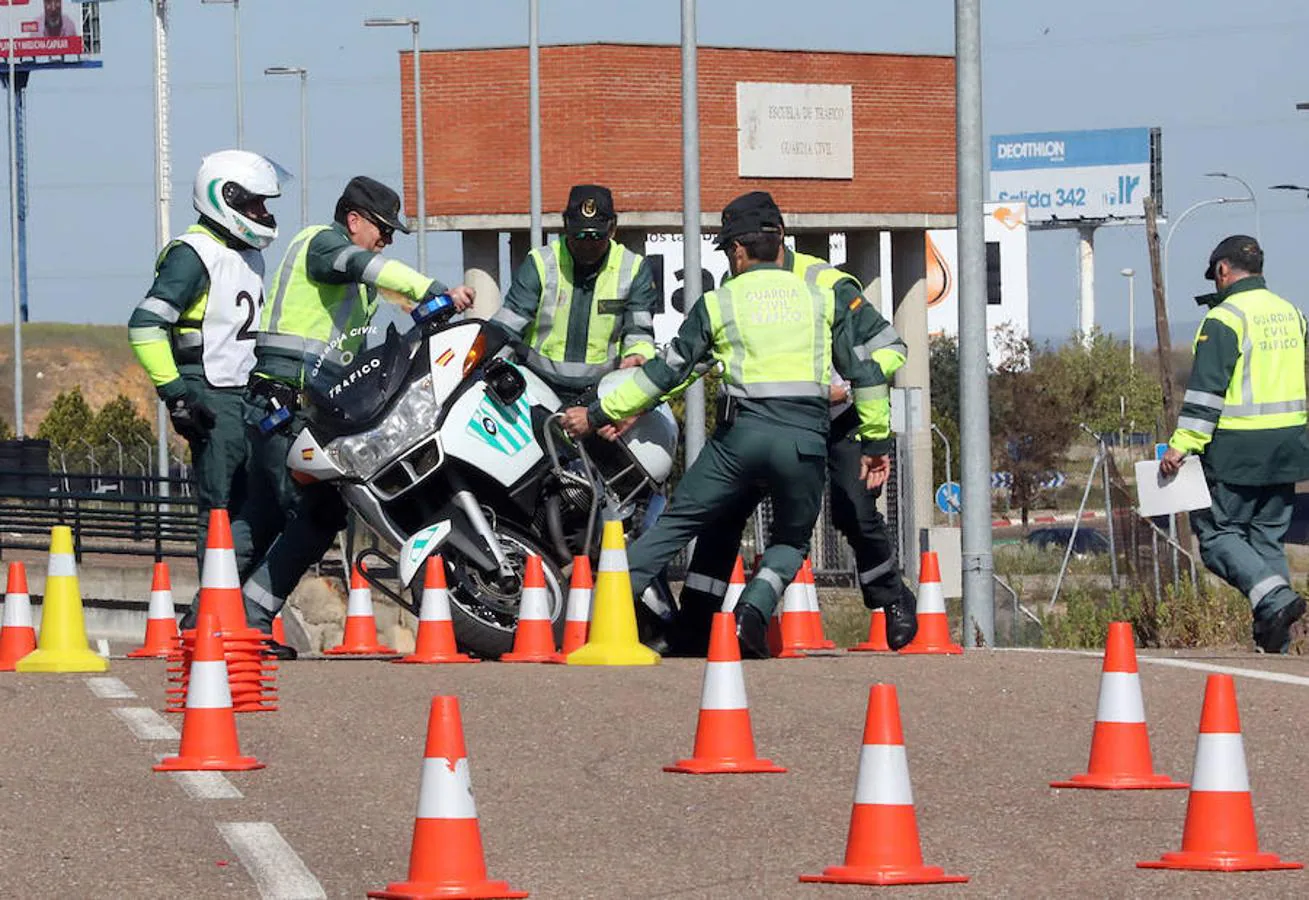 Agentes motoristas de toda España se examinan en la Escuela de Tráfico para escoltar a los ciclistas en la Vuelta