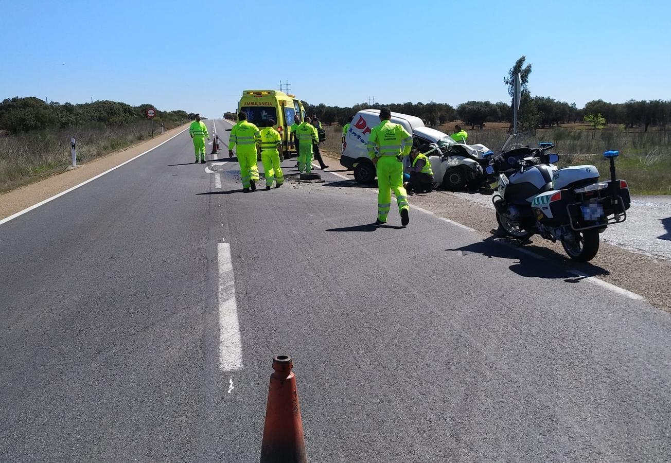 Un vehículo mixto ha colisionado con el semirremolque de un camión articulado