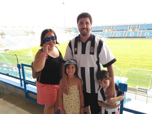 Gonzalo Deus junto a su mujer Lorena y sus dos hijos este verano en su visita al Nuevo Vivero. :: HOY