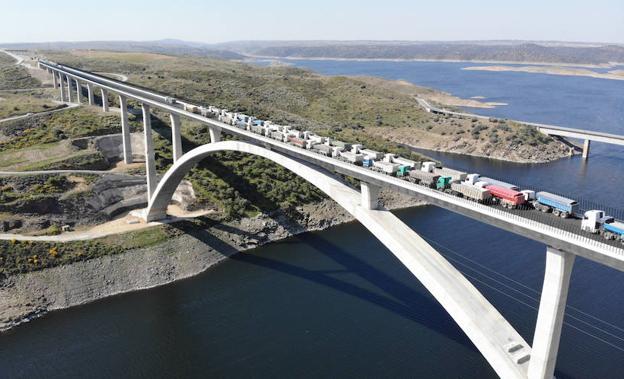 Prueba de carga en el viaducto del río Tajo, en el tramo del AVE Cañaveral-Embalse de Alcántara:: 