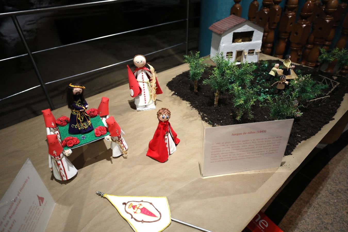 El patio del centro cultural Alcazaba acoge una exposición que tiene mucho tirón entre los vecinos de la ciudad, sobre todo entre los más pequeños. Una muestra que representa la Semana Santa emeritense con figuras en miniatura y que está hecha por alumnos de Las Josefinas. Ya se puede disfrutar de ella.