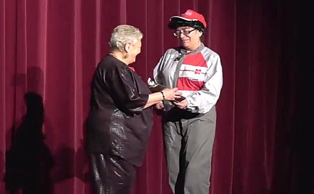 Esperanza Vega entrega el agradecimiento a Teatregenal