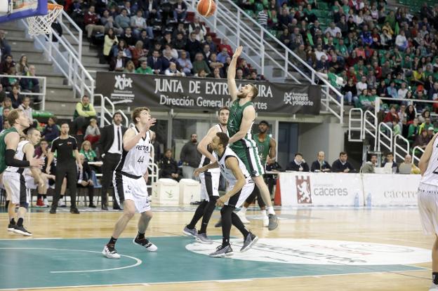 Rakocevic lanza por elevación en el choque del domingo ante el Bilbao Basket en el Multiusos. :: l. c.