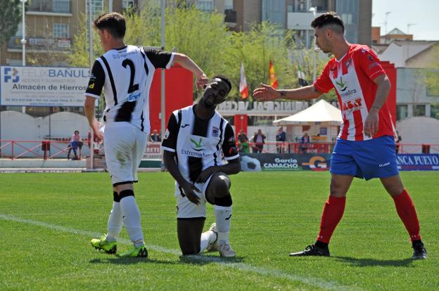 Adama Fofana podrá jugar con el Badajoz a pesar de estar cedido por el Cartagena. :: ESTRELLA DOMEQUE