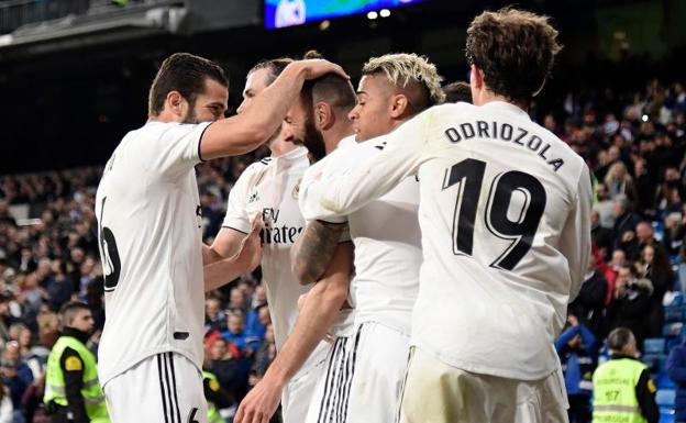 Odriozola y varios compañeros más, celebran junto a Benzema su tanto de la victoria.