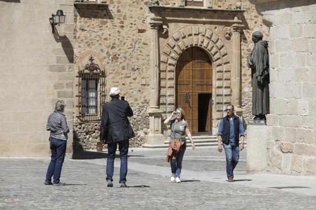 Turistas de paseo por la Plaza de Santa María, en la capital cacereña. :: lorenzo cordero