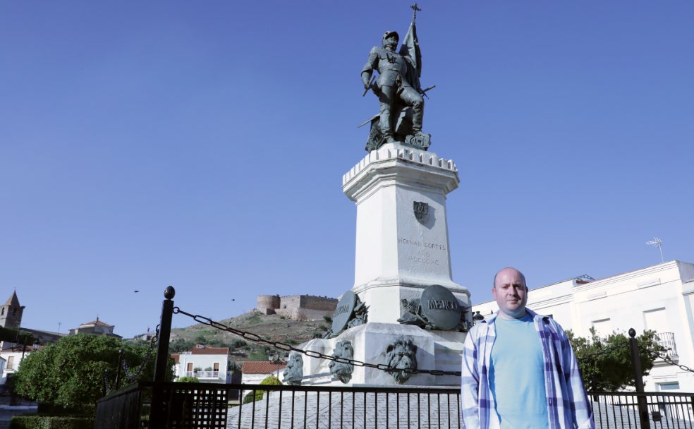 Daniel Cortés posa en Medellín ante la estatua de su lejano pariente Hernán Cortés, que preside la plaza principal desde 1890.: E.D.