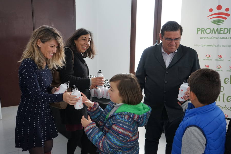 Reparto de botellas de Promedio en un colegio:: HOY