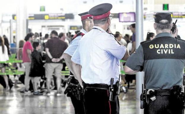 Varios agentes vigilan durante la última huelga en el aeropuerto de El Prat (Barcelona).