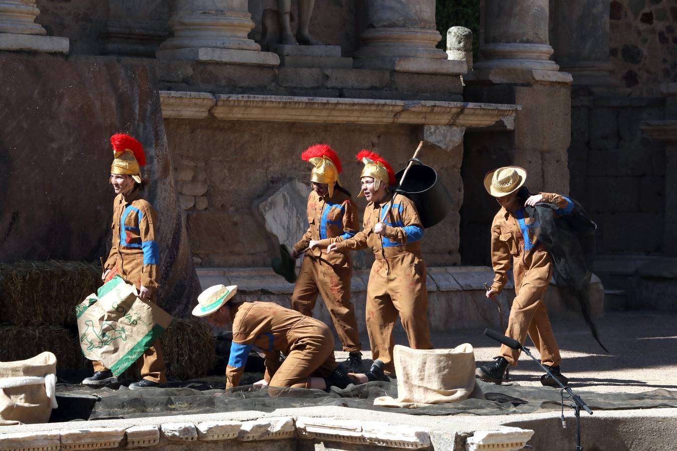 El grupo 'Párodos Teatro' del IES Siberia Extremeña, de Talarrubias (Badajoz), ha representado la obra clásica 'La Paz', de Aristófanes.