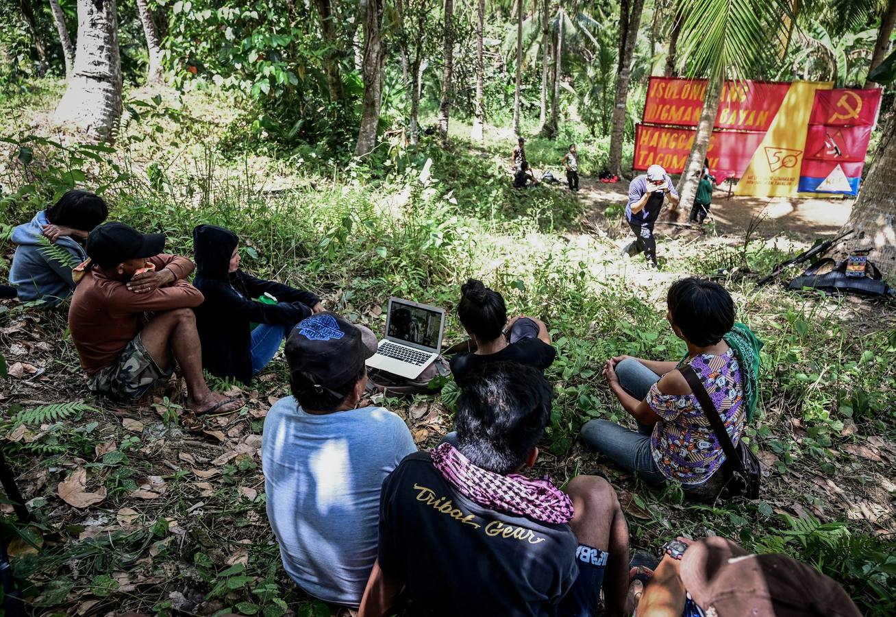 El comando Melito Glor del Nuevo Ejército del Pueblo (NEP) celebran el 50º aniversario de creación de la guerrilla comunista más antigua de Asia, en la región de Calabarzon, al sur de la isla de Luzón (Filipinas). Guarecidos en un recóndito y escarpado valle entre montañas de Filipinas, conviven una treintena de camaradas que han entregado su vida a la lucha revolucionaria.