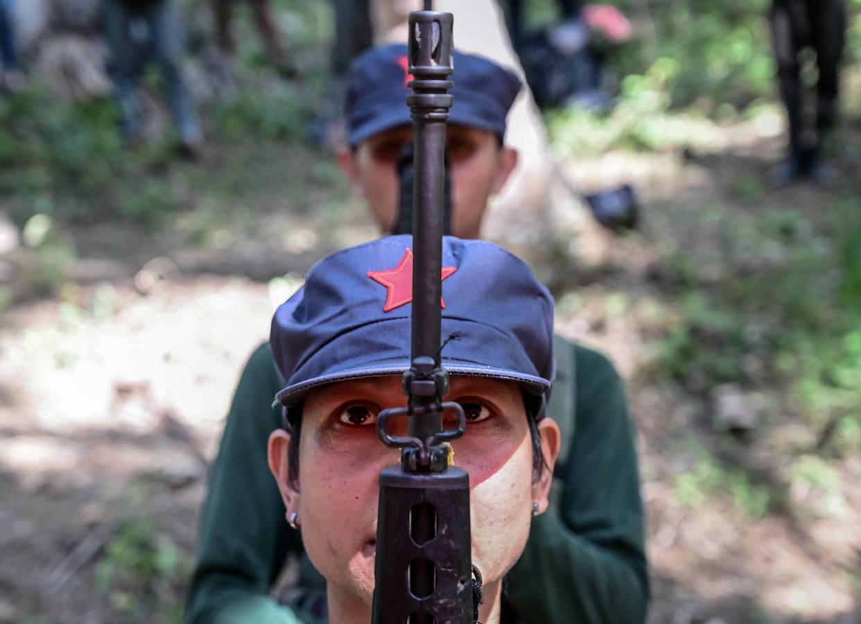 El comando Melito Glor del Nuevo Ejército del Pueblo (NEP) celebran el 50º aniversario de creación de la guerrilla comunista más antigua de Asia, en la región de Calabarzon, al sur de la isla de Luzón (Filipinas). Guarecidos en un recóndito y escarpado valle entre montañas de Filipinas, conviven una treintena de camaradas que han entregado su vida a la lucha revolucionaria.