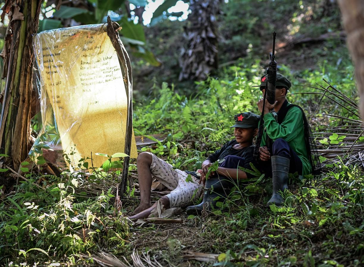 El comando Melito Glor del Nuevo Ejército del Pueblo (NEP) celebran el 50º aniversario de creación de la guerrilla comunista más antigua de Asia, en la región de Calabarzon, al sur de la isla de Luzón (Filipinas). Guarecidos en un recóndito y escarpado valle entre montañas de Filipinas, conviven una treintena de camaradas que han entregado su vida a la lucha revolucionaria.