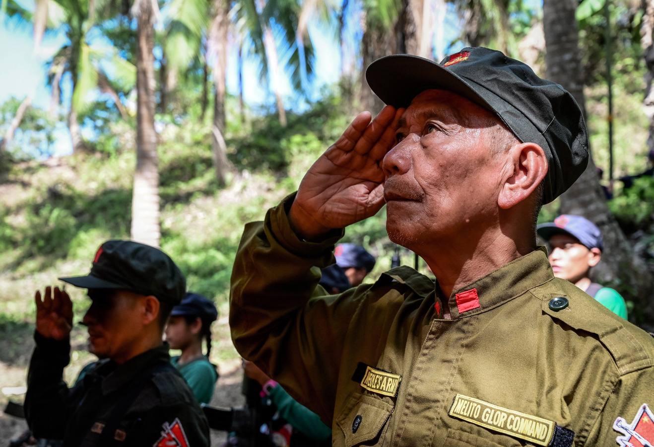 El comando Melito Glor del Nuevo Ejército del Pueblo (NEP) celebran el 50º aniversario de creación de la guerrilla comunista más antigua de Asia, en la región de Calabarzon, al sur de la isla de Luzón (Filipinas). Guarecidos en un recóndito y escarpado valle entre montañas de Filipinas, conviven una treintena de camaradas que han entregado su vida a la lucha revolucionaria.