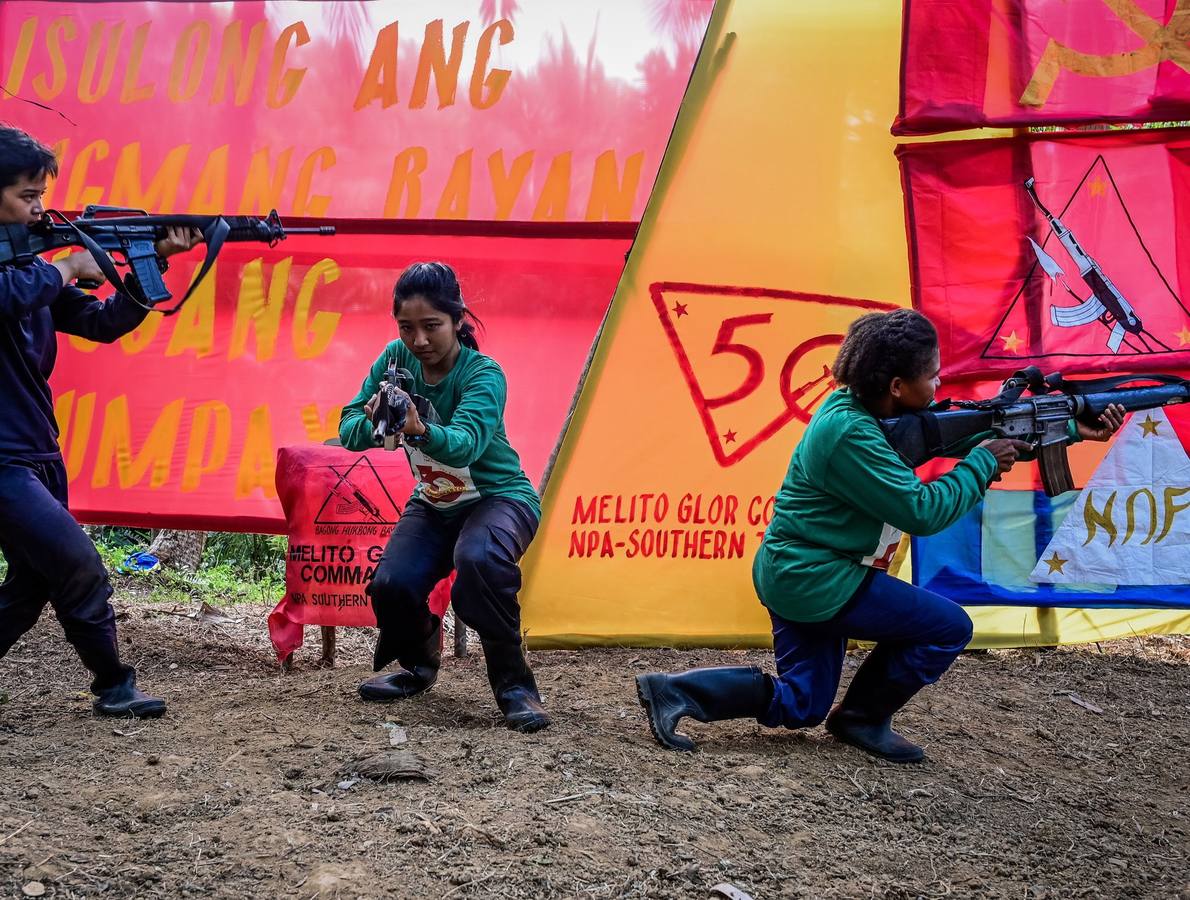 El comando Melito Glor del Nuevo Ejército del Pueblo (NEP) celebran el 50º aniversario de creación de la guerrilla comunista más antigua de Asia, en la región de Calabarzon, al sur de la isla de Luzón (Filipinas). Guarecidos en un recóndito y escarpado valle entre montañas de Filipinas, conviven una treintena de camaradas que han entregado su vida a la lucha revolucionaria.