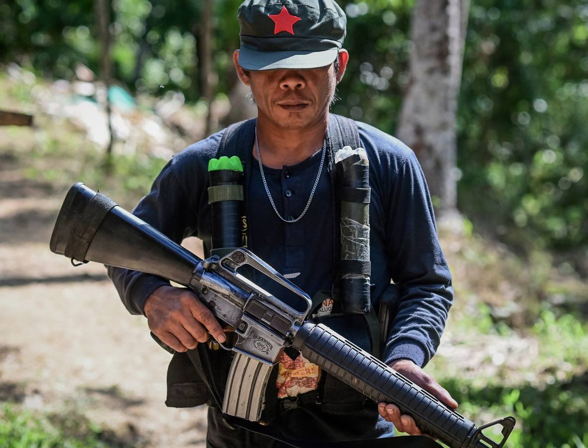 El comando Melito Glor del Nuevo Ejército del Pueblo (NEP) celebran el 50º aniversario de creación de la guerrilla comunista más antigua de Asia, en la región de Calabarzon, al sur de la isla de Luzón (Filipinas). Guarecidos en un recóndito y escarpado valle entre montañas de Filipinas, conviven una treintena de camaradas que han entregado su vida a la lucha revolucionaria.