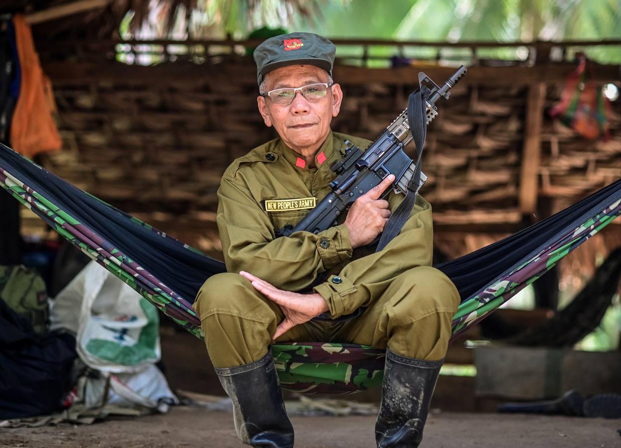 El comando Melito Glor del Nuevo Ejército del Pueblo (NEP) celebran el 50º aniversario de creación de la guerrilla comunista más antigua de Asia, en la región de Calabarzon, al sur de la isla de Luzón (Filipinas). Guarecidos en un recóndito y escarpado valle entre montañas de Filipinas, conviven una treintena de camaradas que han entregado su vida a la lucha revolucionaria.