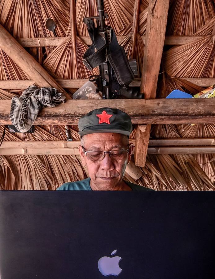 El comando Melito Glor del Nuevo Ejército del Pueblo (NEP) celebran el 50º aniversario de creación de la guerrilla comunista más antigua de Asia, en la región de Calabarzon, al sur de la isla de Luzón (Filipinas). Guarecidos en un recóndito y escarpado valle entre montañas de Filipinas, conviven una treintena de camaradas que han entregado su vida a la lucha revolucionaria.