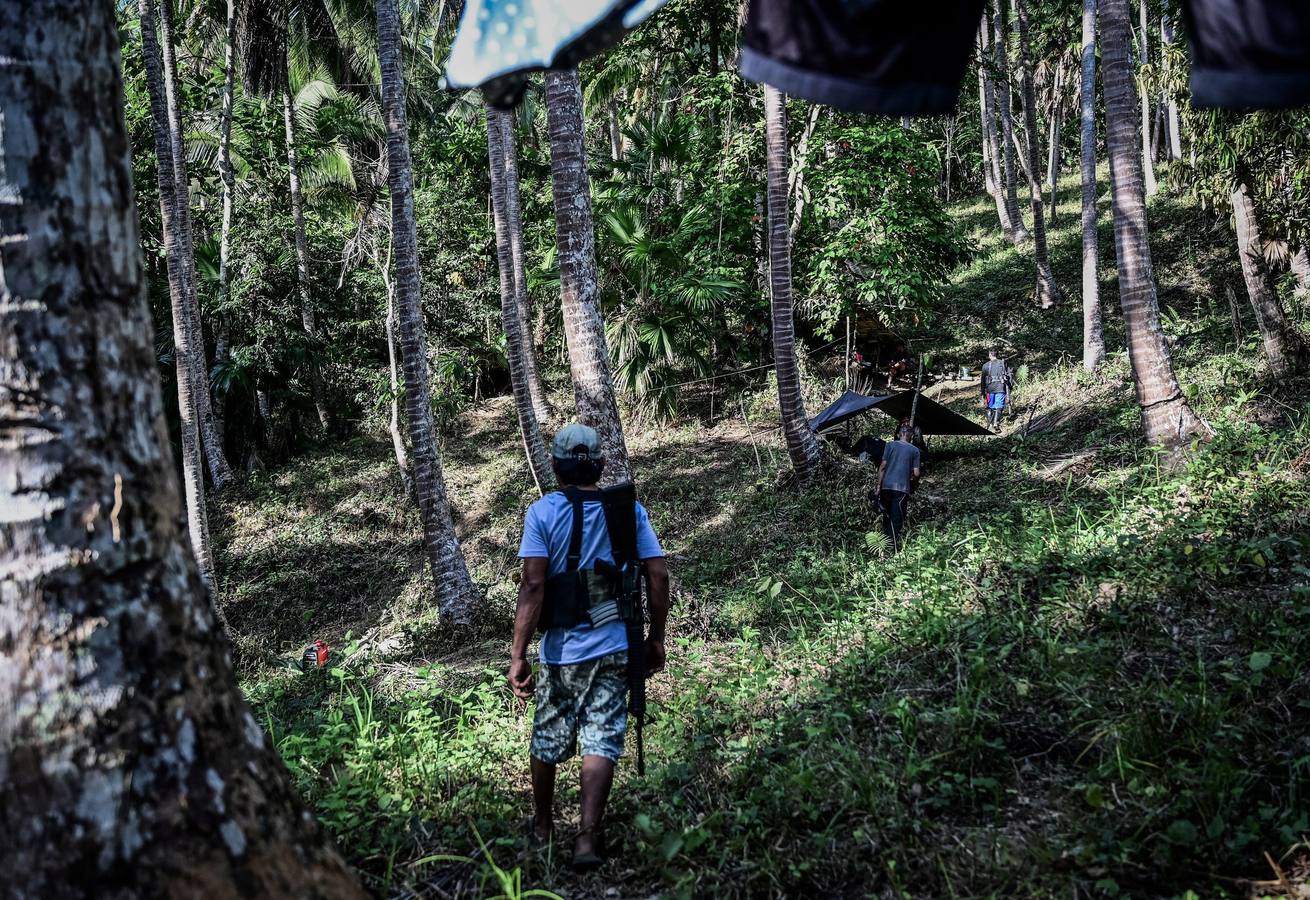 El comando Melito Glor del Nuevo Ejército del Pueblo (NEP) celebran el 50º aniversario de creación de la guerrilla comunista más antigua de Asia, en la región de Calabarzon, al sur de la isla de Luzón (Filipinas). Guarecidos en un recóndito y escarpado valle entre montañas de Filipinas, conviven una treintena de camaradas que han entregado su vida a la lucha revolucionaria.