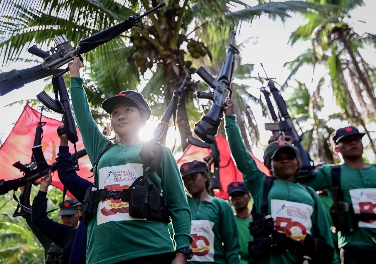 El comando Melito Glor del Nuevo Ejército del Pueblo (NEP) celebran el 50º aniversario de creación de la guerrilla comunista más antigua de Asia, en la región de Calabarzon, al sur de la isla de Luzón (Filipinas). Guarecidos en un recóndito y escarpado valle entre montañas de Filipinas, conviven una treintena de camaradas que han entregado su vida a la lucha revolucionaria.