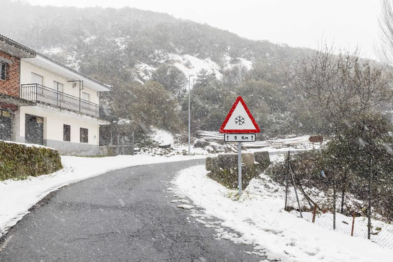 En La Garganta, el segundo municipio extremeño a mayor altitud sobre el nivel del mar (1.124 metros), la nieve ha empezado a caer con las primeras luces del día y deja un manto blanco no solo en el casco urbano de la localidad sino en su entorno de sierra. 