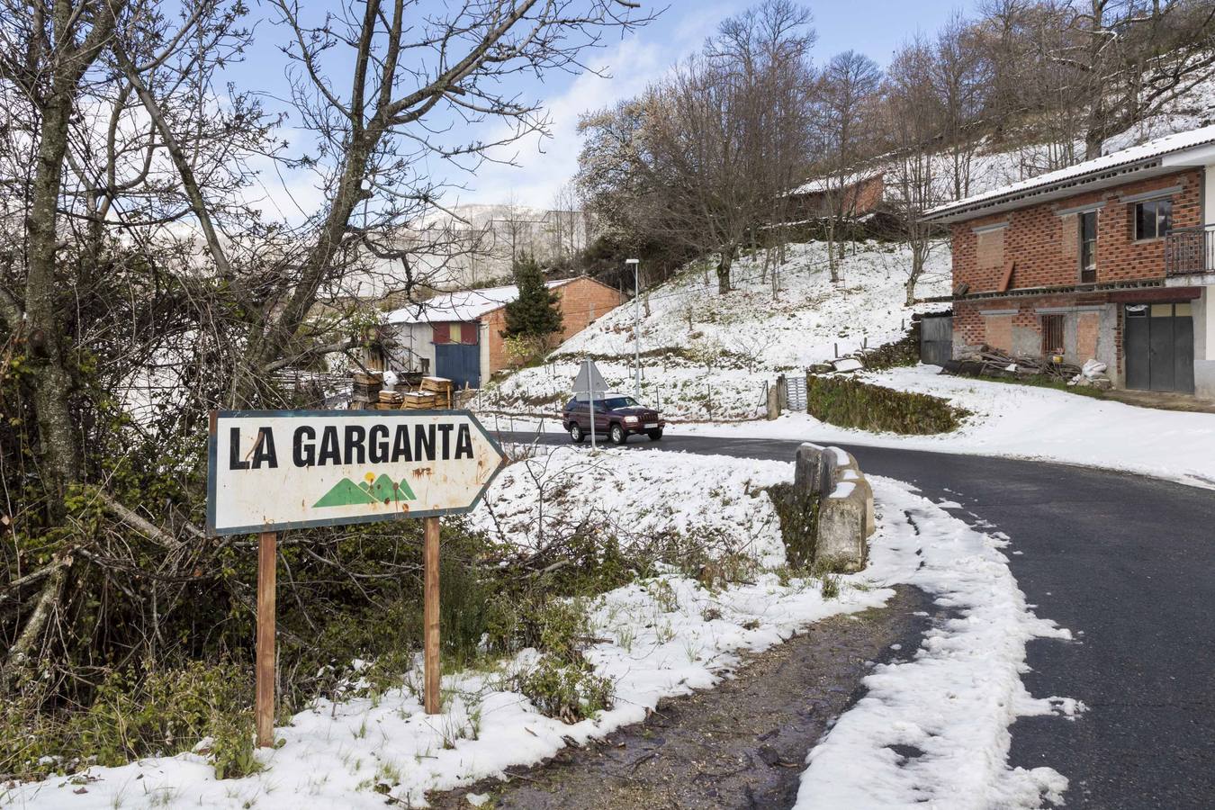 En La Garganta, el segundo municipio extremeño a mayor altitud sobre el nivel del mar (1.124 metros), la nieve ha empezado a caer con las primeras luces del día y deja un manto blanco no solo en el casco urbano de la localidad sino en su entorno de sierra. 