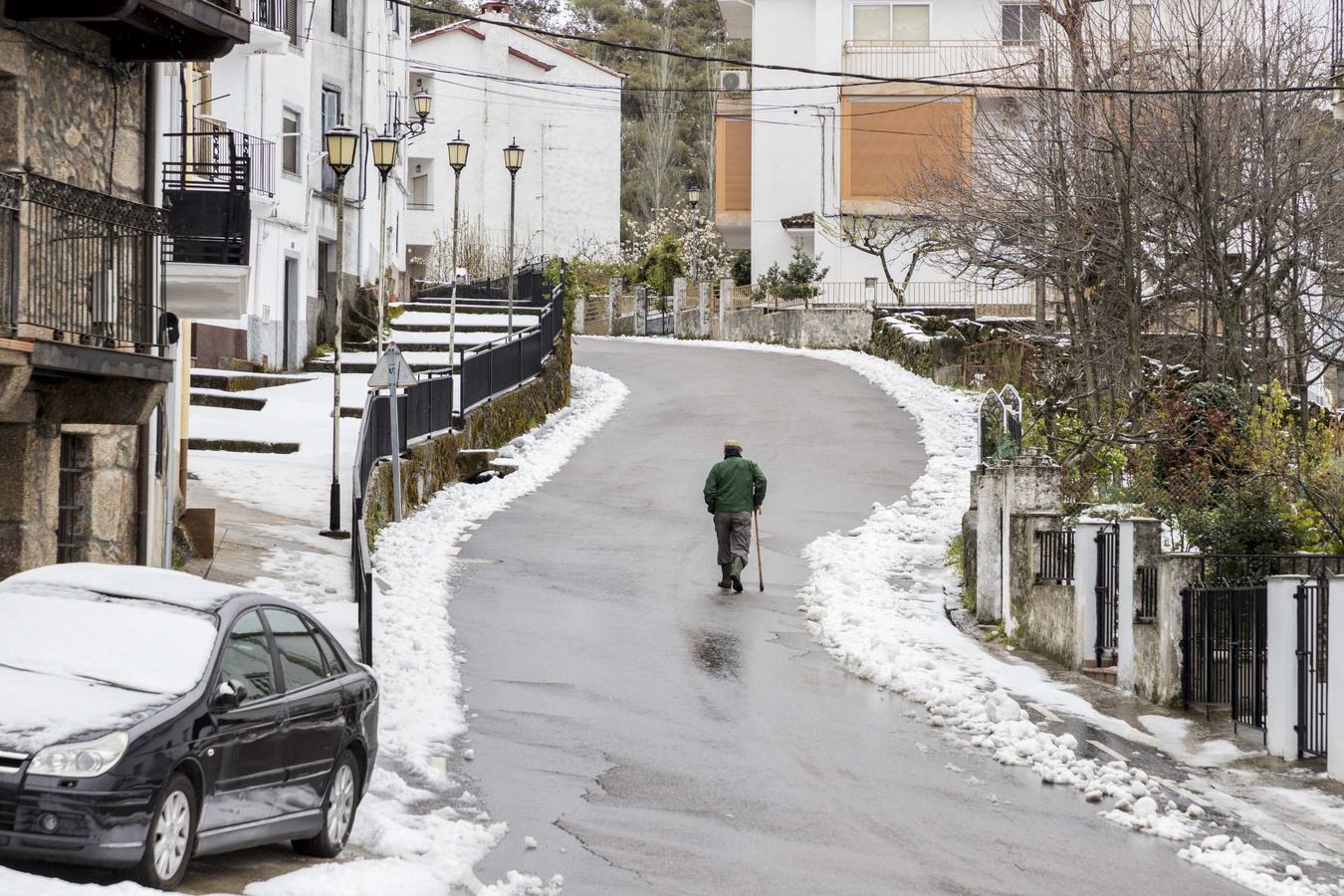 En La Garganta, el segundo municipio extremeño a mayor altitud sobre el nivel del mar (1.124 metros), la nieve ha empezado a caer con las primeras luces del día y deja un manto blanco no solo en el casco urbano de la localidad sino en su entorno de sierra. 