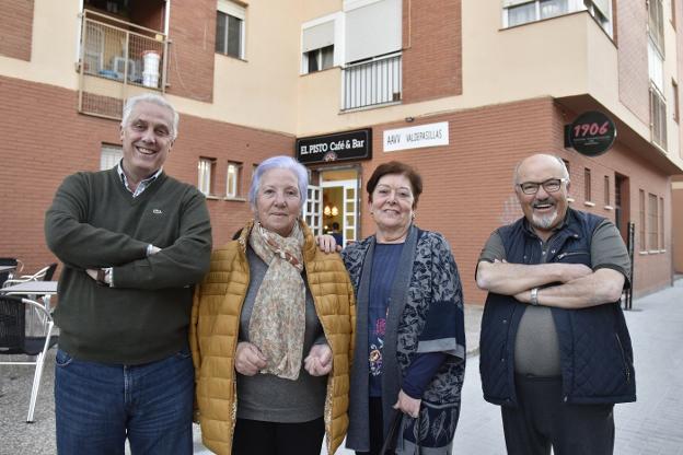 Pedro Ruiz, María Josefa Nieto, Marisa Cavacasilla y Manuel Remedios en la asociación vecinal. :: j. v. a.