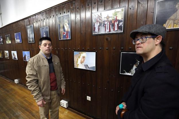 Los fotógrafos, junto a sus imágenes de Semana Santa. :: brígido