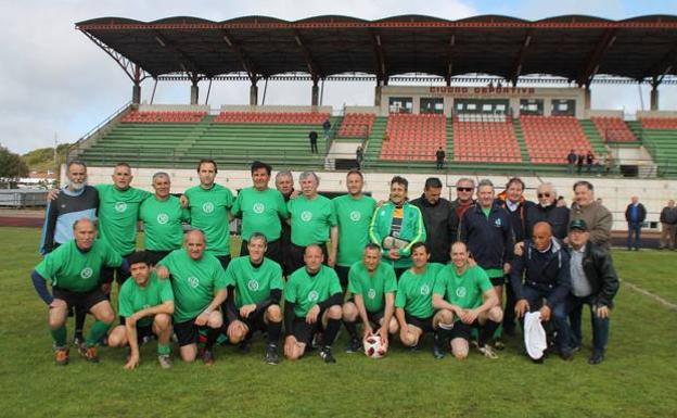 Jugadores históricos del Jerez disfrutaron de una jornada de convivencia y reencuentro previa al partido de Tercera con motivo del 50 aniversario del club. :: PAULA DÍAZ 