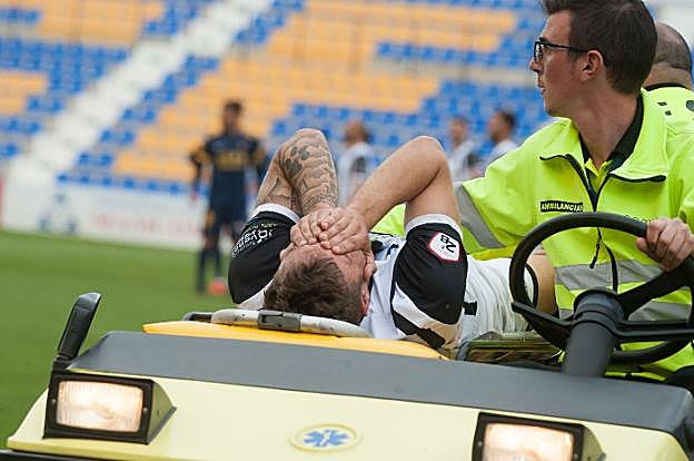 Cristian Pérez dio el susto por una lesión en el tobillo. :: J. CARRIÓN