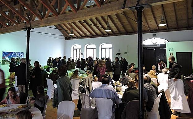 Momento de la comida en la antigua plaza de abastos de Fregenal
