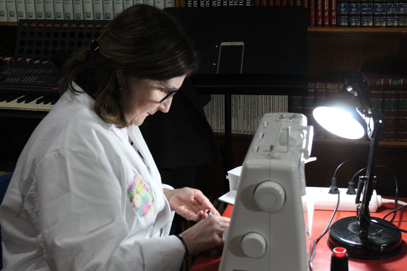 Unas 15 mujeres elaboran desde el mes de septiembre los hábitos de los nazarenos que procesionan en la Semana Santa de Badajoz.